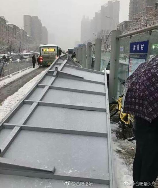 公交站台被雪压垮 - 打公交车用什么软件 公交站台被雪压垮 - 打公交车用什么软件